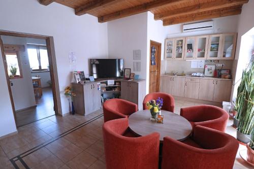 Shared lounge/TV area, Fuzesi Papa Vendeghaza in Bölcske