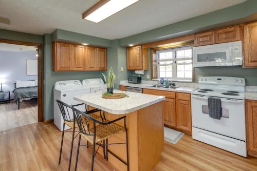Cozy West Virginia Home about 13 Mi to Kanawha River in Hurricane, USA
