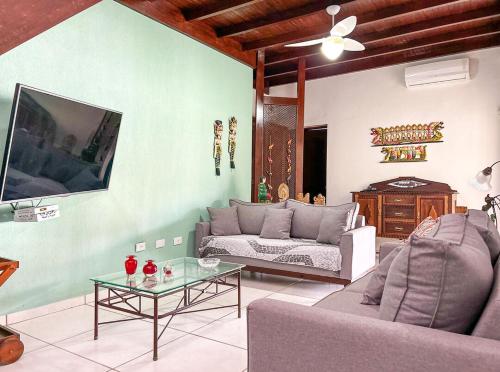 Casa com churrasqueira e piscina em Itanhaem in 博皮兰加