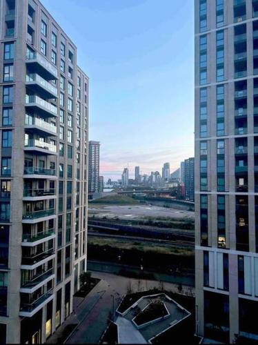 2 bed apartment close to station with parking, Londres