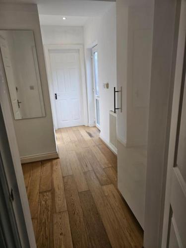 StayZen Apartments - Free Parking & Private Garden Ground Floor Central Woking - Business & Leisure in Woking