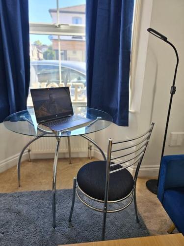 StayZen Apartments - Free Parking & Private Garden Ground Floor Central Woking - Business & Leisure in Woking