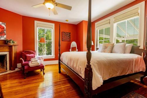 Briar Rose Room at Camellia Rose Inn Downtown in Gainesville, USA