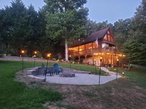 Smoky Mountain Cabin - HOT TUB - Fire Pit