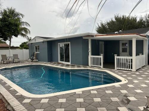 House w/ 3 bedrooms/pool/garden in Margate, USA