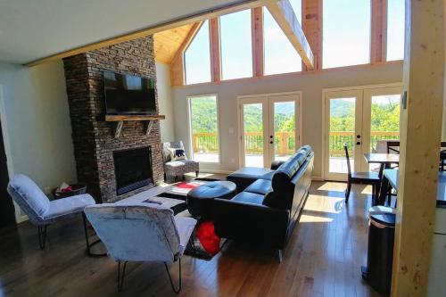 Peace of Heaven ~ Modern Chic Cabin w/ Majestic Mountain Views