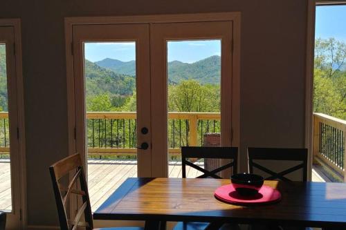 Peace of Heaven ~ Modern Chic Cabin w/ Majestic Mountain Views