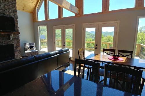 Peace of Heaven ~ Modern Chic Cabin w/ Majestic Mountain Views