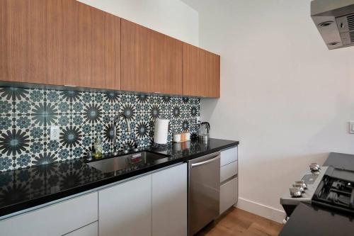Private Vacation Home 4bed + Guest House in Los Angeles, USA