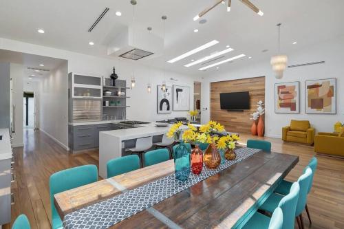 Private Vacation Home 4bed + Guest House in Los Angeles, USA