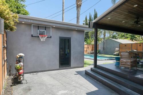 Private Vacation Home 4bed + Guest House in Los Angeles, USA