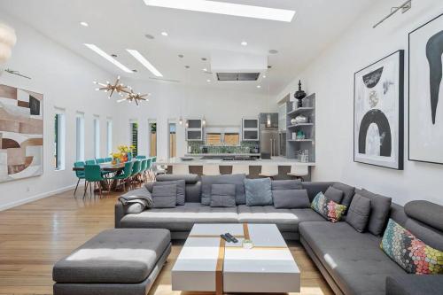 Private Vacation Home 4bed + Guest House in Los Angeles, USA