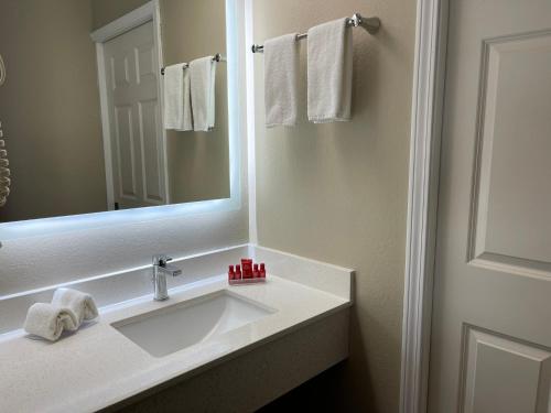 Bathroom, Edn Hotel in Peoria (IL)