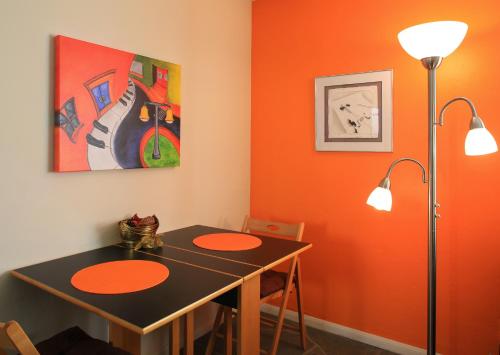 Peninsula Hideaway Apartment • Alamitos Bay in Long Beach, USA