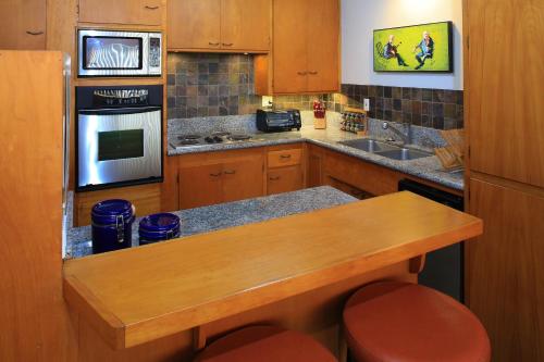 Peninsula Hideaway Apartment • Alamitos Bay in Long Beach, USA