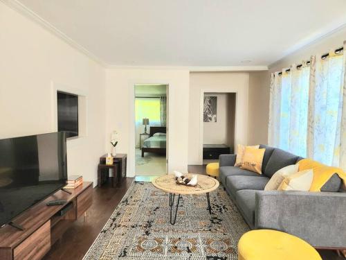 Cozy Contemporary 2br With Sofa Bed In The Office - Bothell, WA