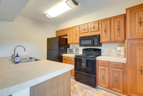 Bossier City Townhome with Patio and Outdoor Dining! in Bossier City, USA