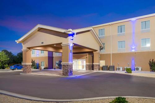 Quality Inn & Suites Carlsbad Caverns Area