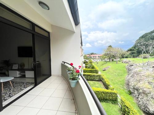 阳台/露台, CR MARIPOSA RENTALS Comfortable penthouse, AC, pool, gym, tennis in 奥罗河