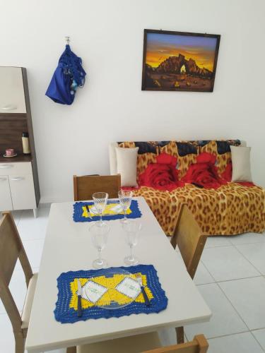 Sol Apartamento 4 - Quarto e sala com varanda e cozinha americana na praia do prea-CE