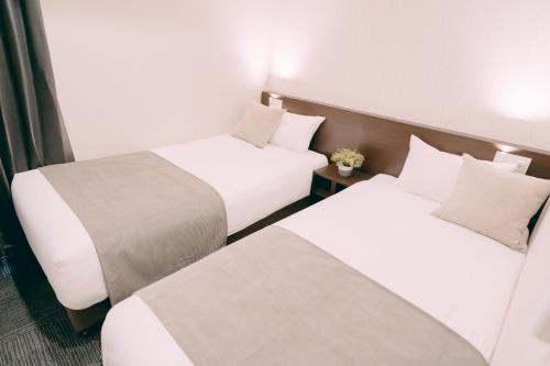 Standard Twin Room image 3