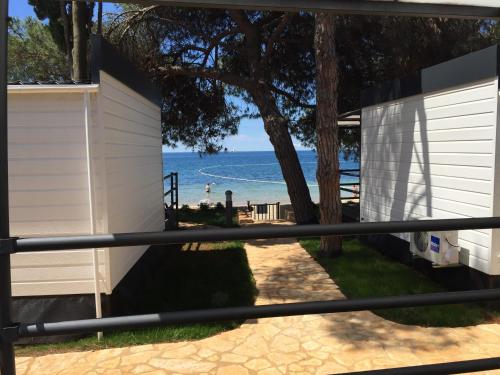 Two-Bedroom Mobile Home with Sea Side image 5