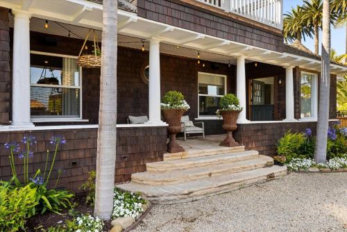 Montecito Hamptons Style Gated Resort - Steps from the Beach in Montecito, USA