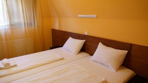 2 twin beds