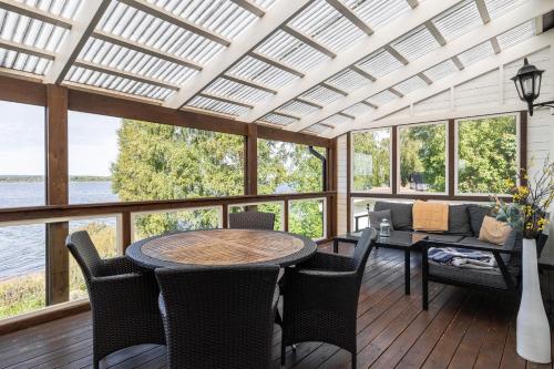 Cottage with its own sandy beach near Vimmerby