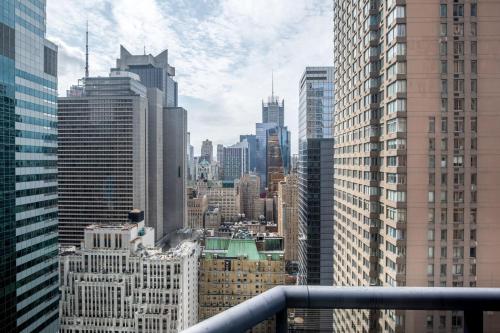 Midtown 2br w elevator wd nr entertainment NYC-1227, New York (photo 5)