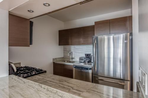 Midtown 2br w elevator wd nr entertainment NYC-1227, New York (photo 8)