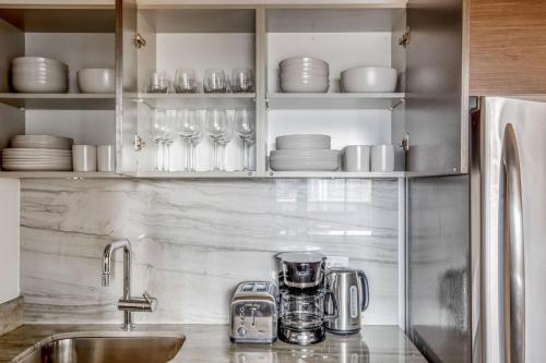 Midtown 2br w elevator wd nr entertainment NYC-1227, New York (photo 10)