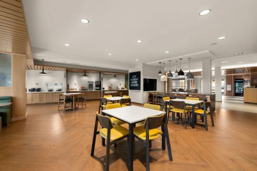 餐廳, Fairfield by Marriott Inn & Suites Brooksville Suncoast Parkway in 春日山