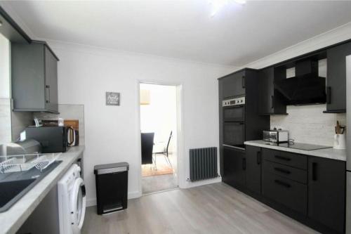 Full Modern Home - short & long stays in Upton