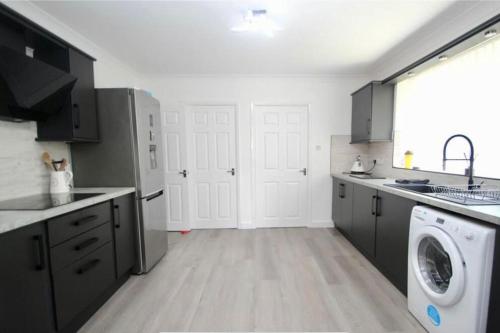 Full Modern Home - short & long stays in Upton