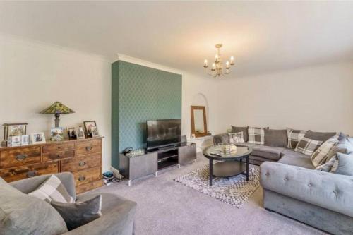 Full Modern Home - short & long stays in Upton