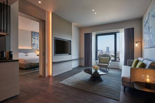 Courtyard Suite, 1 Bedroom Suite, 1 King, City view image 4