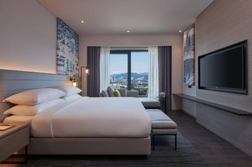 Courtyard Suite, 1 Bedroom Suite, 1 King, City view image 3