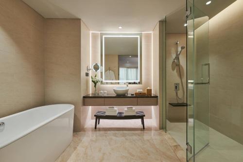 Courtyard Suite, 1 Bedroom Suite, 1 King, City view image 2