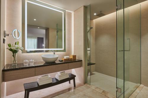Courtyard Suite, 1 Bedroom Suite, 1 King, City view image 1