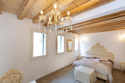 Double Room with Balcony image 10