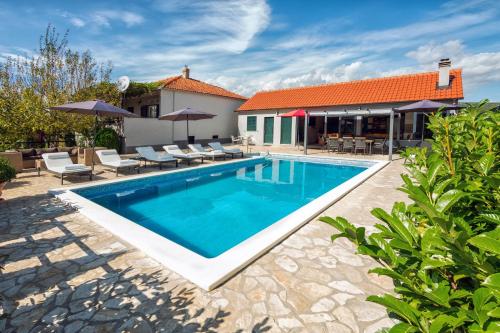 Peaceful Dream Villa near Split with heated pool in Ercegovci