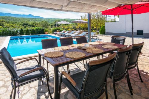 Peaceful Dream Villa near Split with heated pool in Ercegovci