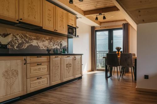 Apartment with Mountain View