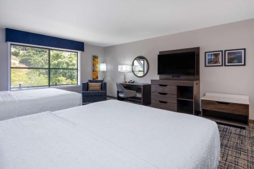 2 queen beds