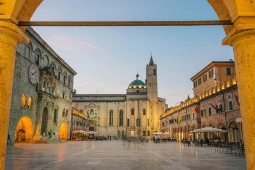 Alba - Parcheggio gratis, fronte caserma e clima