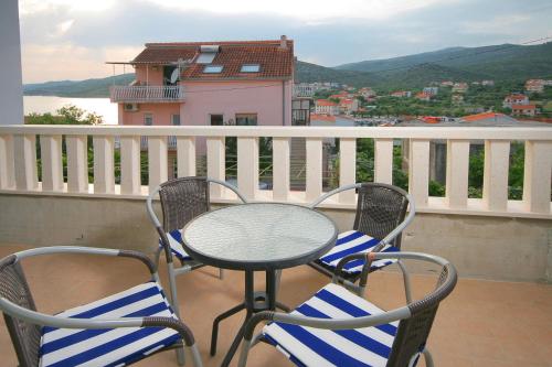 2 bedrooms, 3 beds