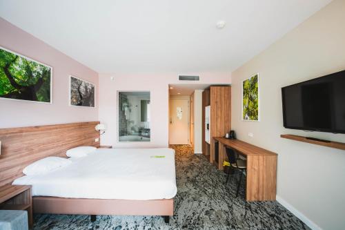 Utopia Hotel - image 2