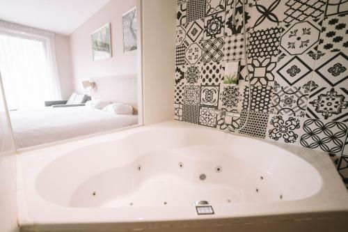 حمام, Utopia Hotel in مونز بيرجن