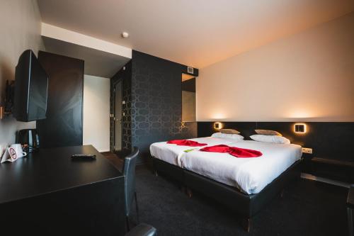 Utopia Hotel - image 7